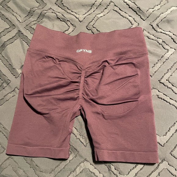 DEFYNE Dynamic Shorts - Plum Perfect - Picture 4 of 6